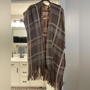 NWT. Do Everything in Love women’s shawl